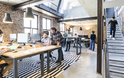 中心介绍官方团队合影，展示专业服务团队